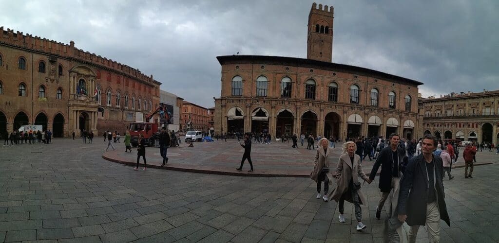 Hvorfor ikke besøke Bologna på en dagstur fra Roma? Her ser du Piazza Maggiore i Bologna.